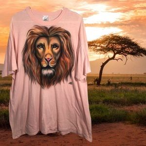 🦁Coral spray paint art t-shirt w/ lion face on it